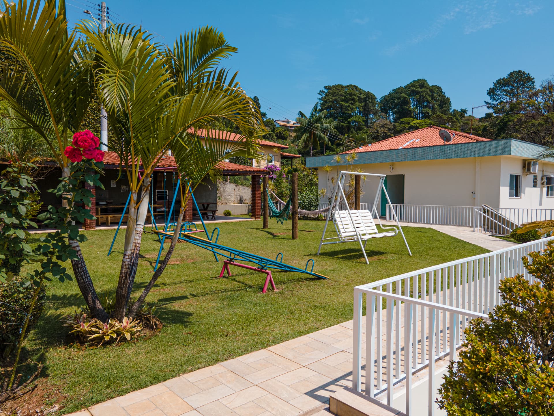 Vista do hotel e jardins