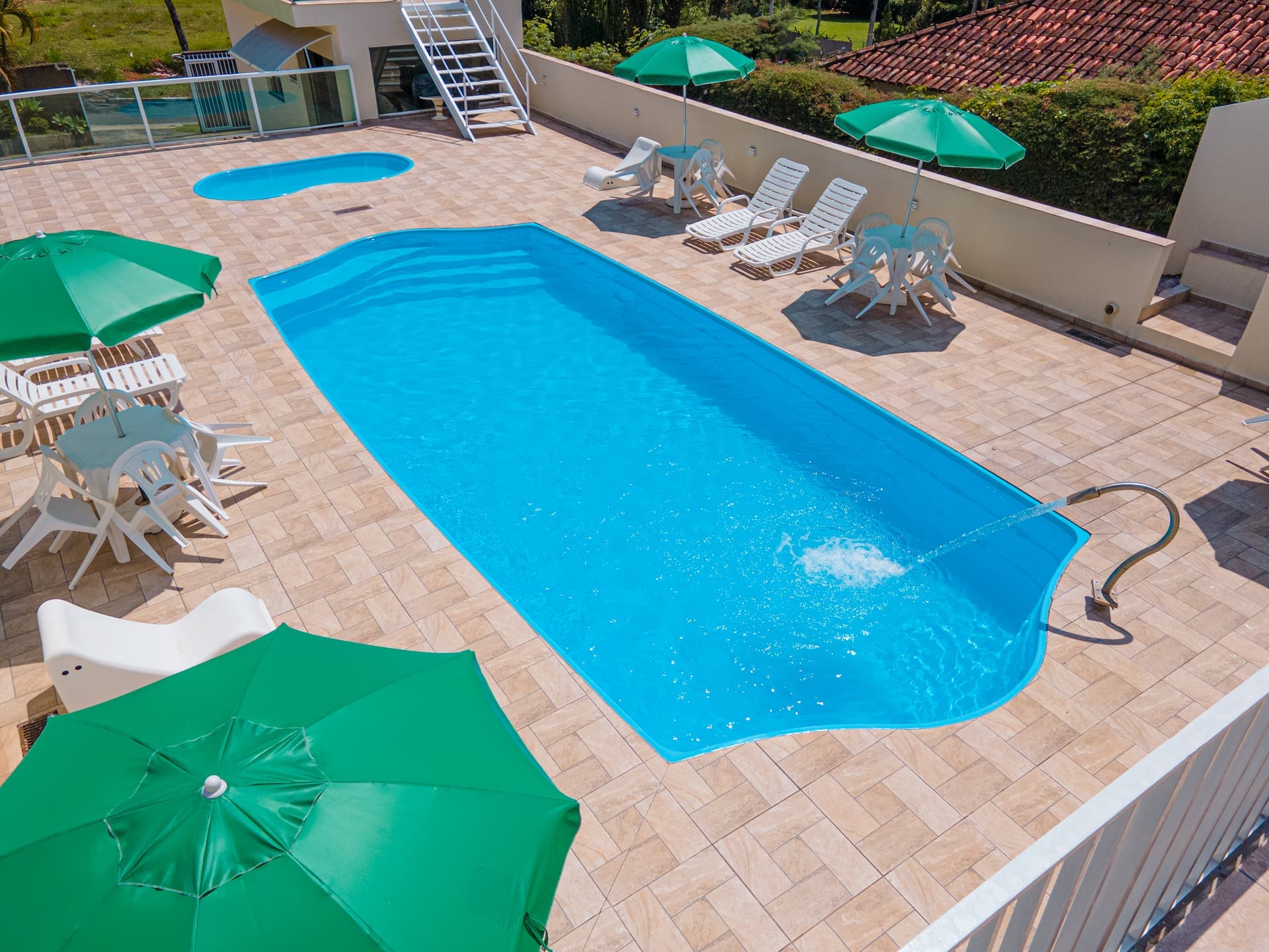Piscina e estrutura da pousada